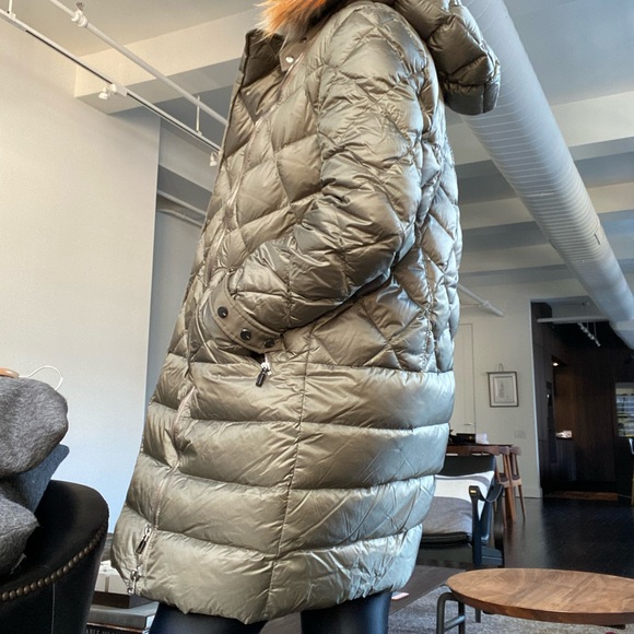 Quilted Down Coat with detachable hood, designed with zip pockets. Size IT 40. - Picture 4 of 10